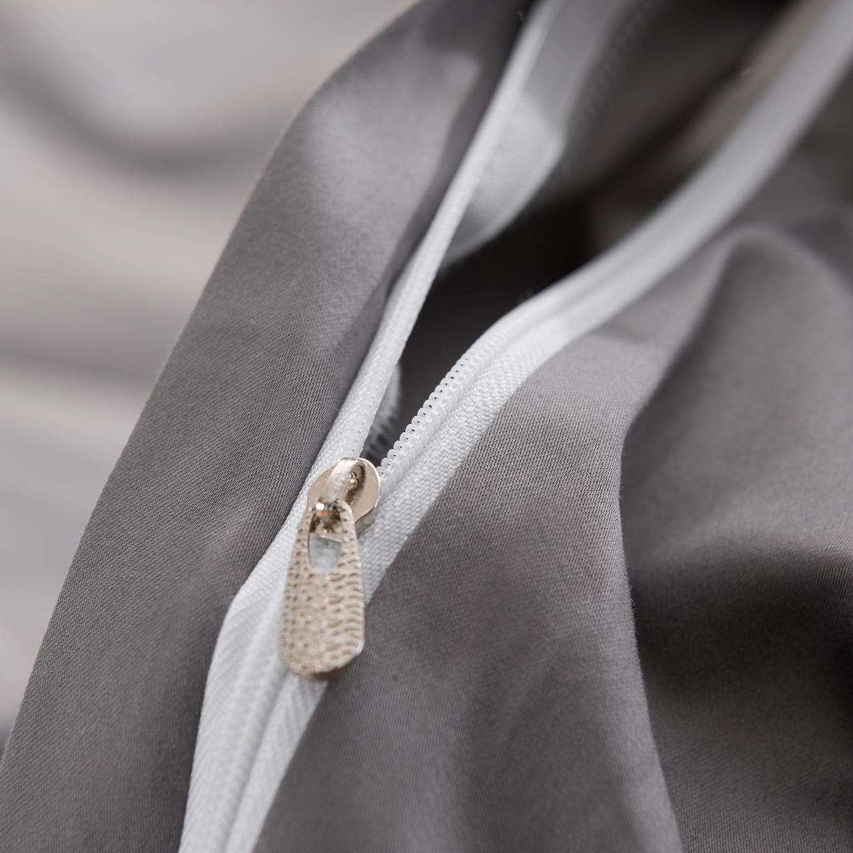 91家纺网 家纺一手货源 找家纺 绒小宣 2025新款13372全棉绣花四件套-梦幻兔 兔熊-灰