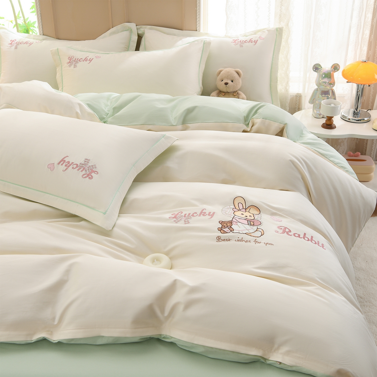 91家纺网 家纺一手货源 找家纺 绒小宣 2025新款13372全棉绣花四件套-梦幻兔 兔熊-白青