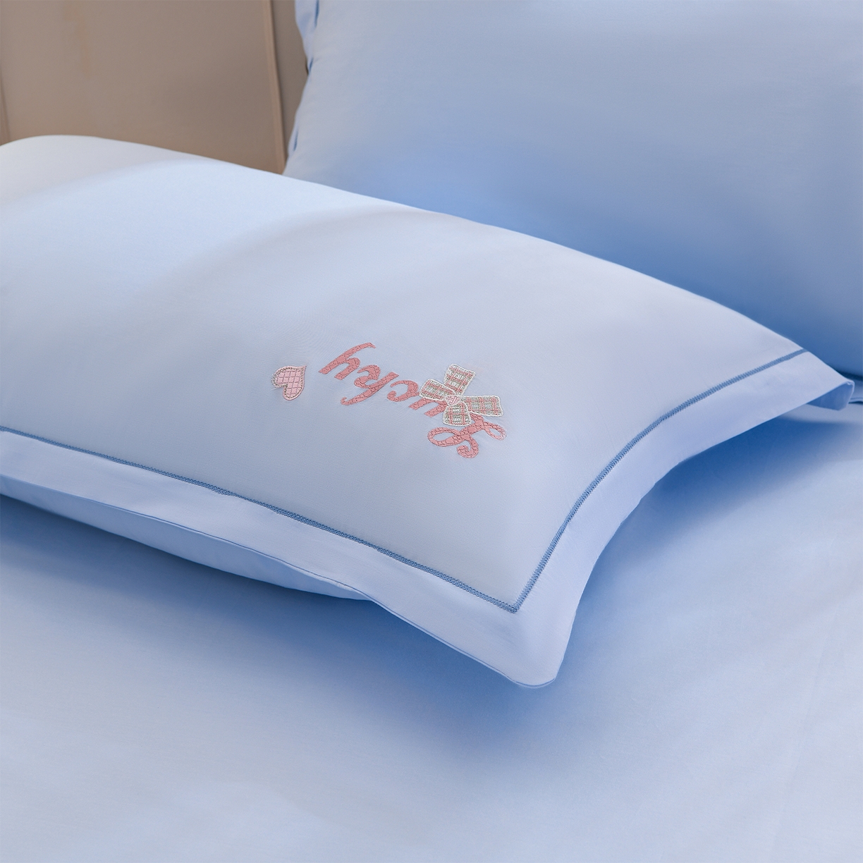 91家纺网 家纺一手货源 找家纺 绒小宣 2025新款13372全棉绣花四件套-梦幻兔 兔熊-蓝