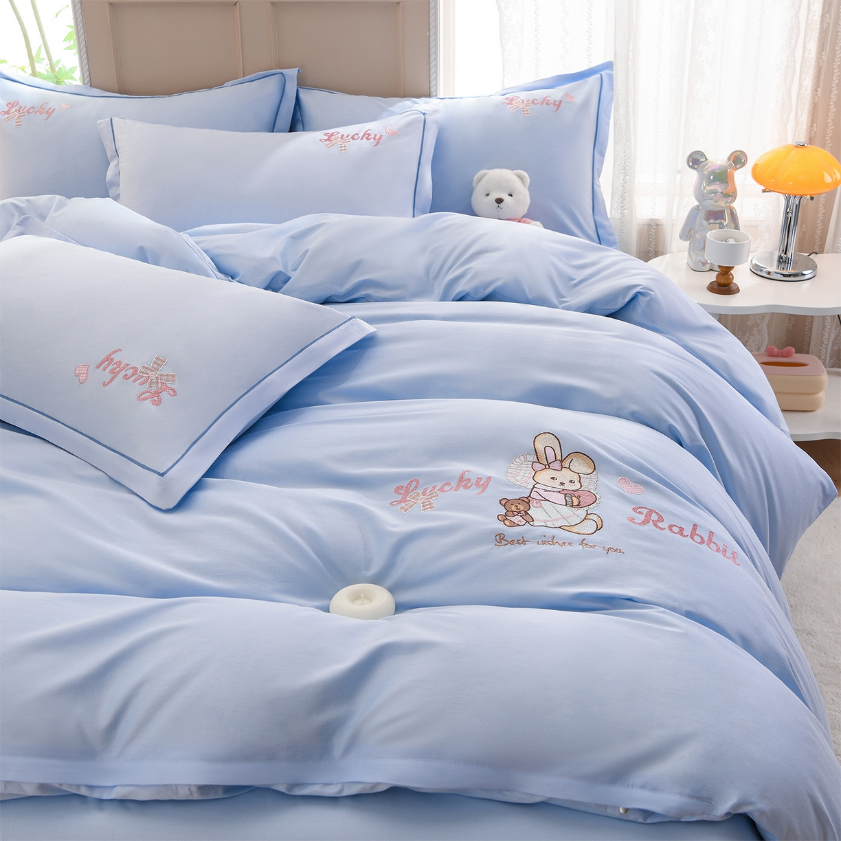 91家纺网 家纺一手货源 找家纺 绒小宣 2025新款13372全棉绣花四件套-梦幻兔 兔熊-蓝