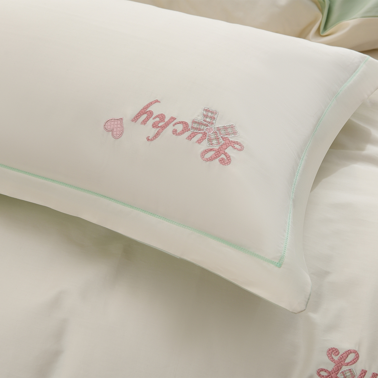 91家纺网 家纺一手货源 找家纺 绒小宣 2025新款13372全棉绣花四件套-梦幻兔 兔熊-白青