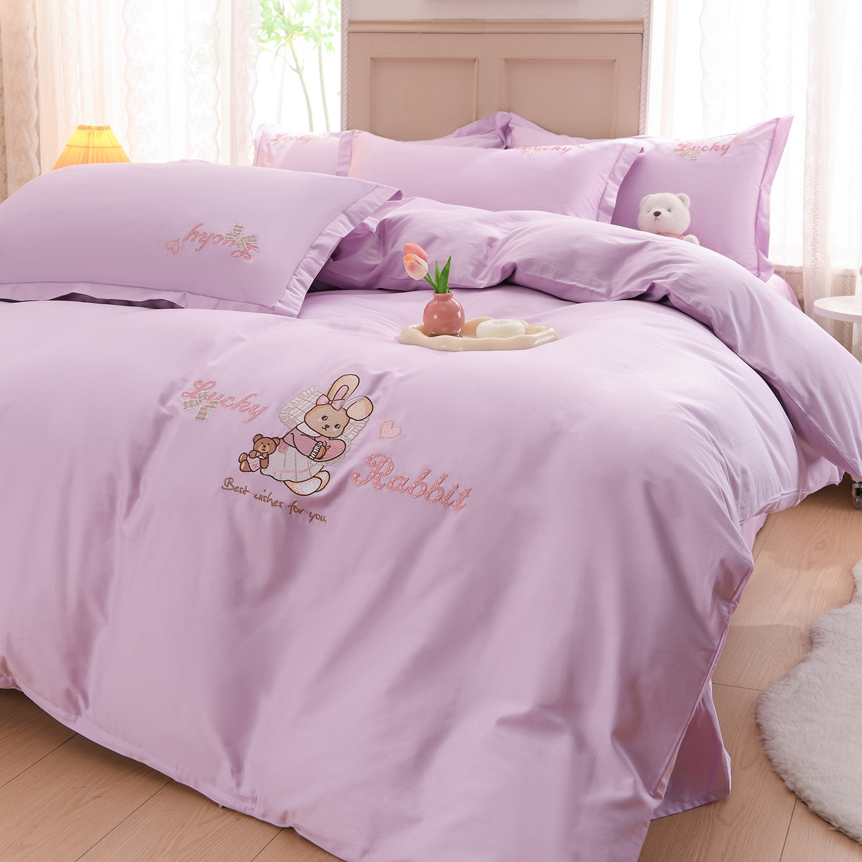91家纺网 家纺一手货源 找家纺 绒小宣 2025新款13372全棉绣花四件套-梦幻兔 兔熊-紫
