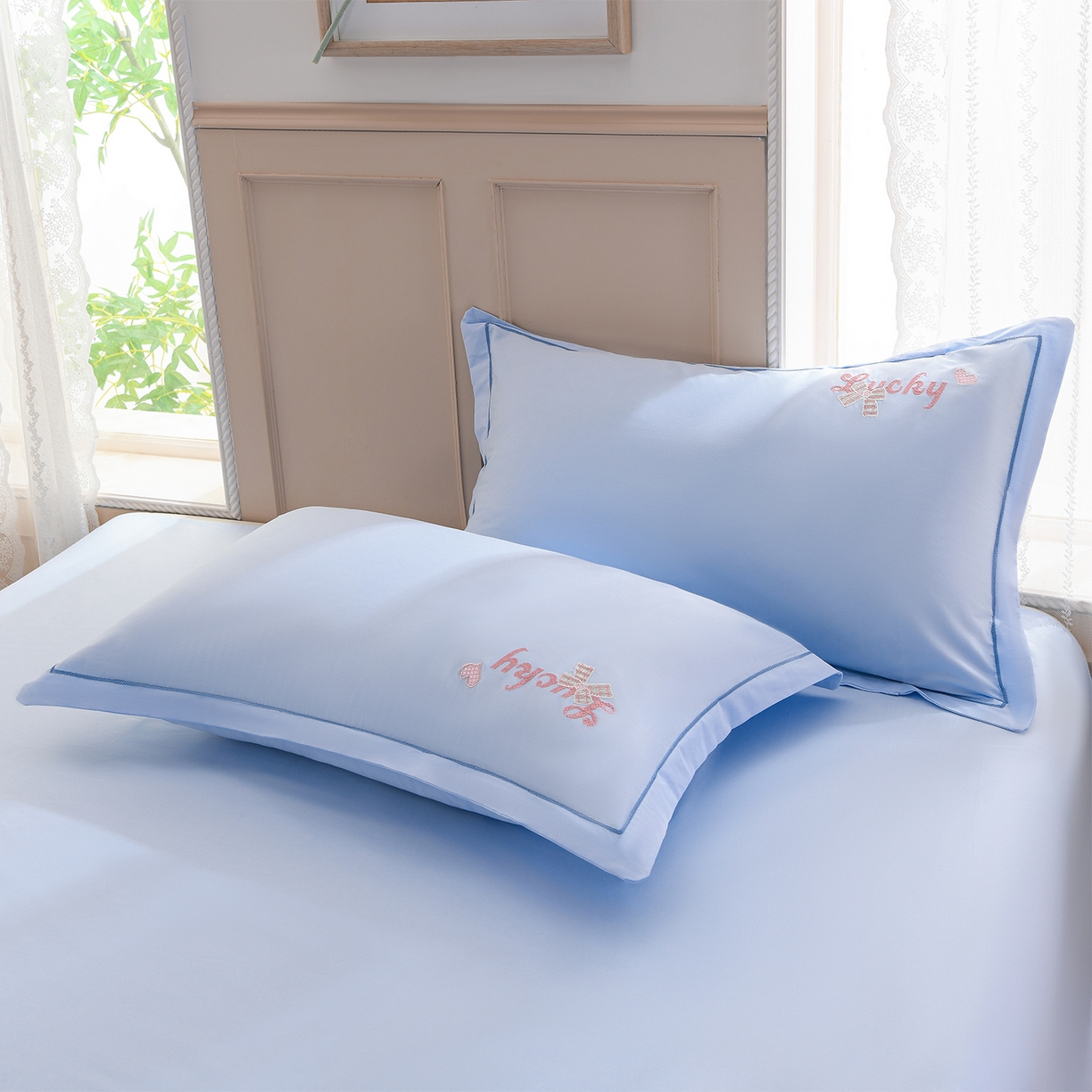 91家纺网 家纺一手货源 找家纺 绒小宣 2025新款13372全棉绣花四件套-梦幻兔 兔熊-蓝