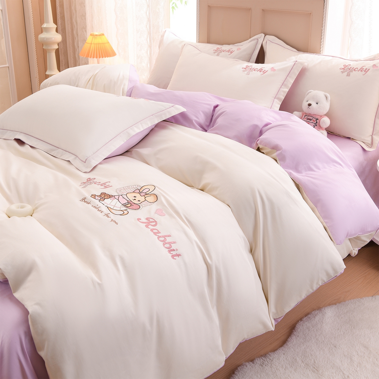 91家纺网 家纺一手货源 找家纺 绒小宣 2025新款13372全棉绣花四件套-梦幻兔 兔熊-白紫
