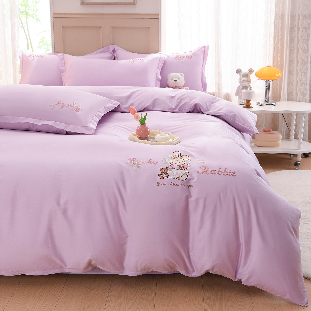 91家纺网 家纺一手货源 找家纺 绒小宣 2025新款13372全棉绣花四件套-梦幻兔 兔熊-紫