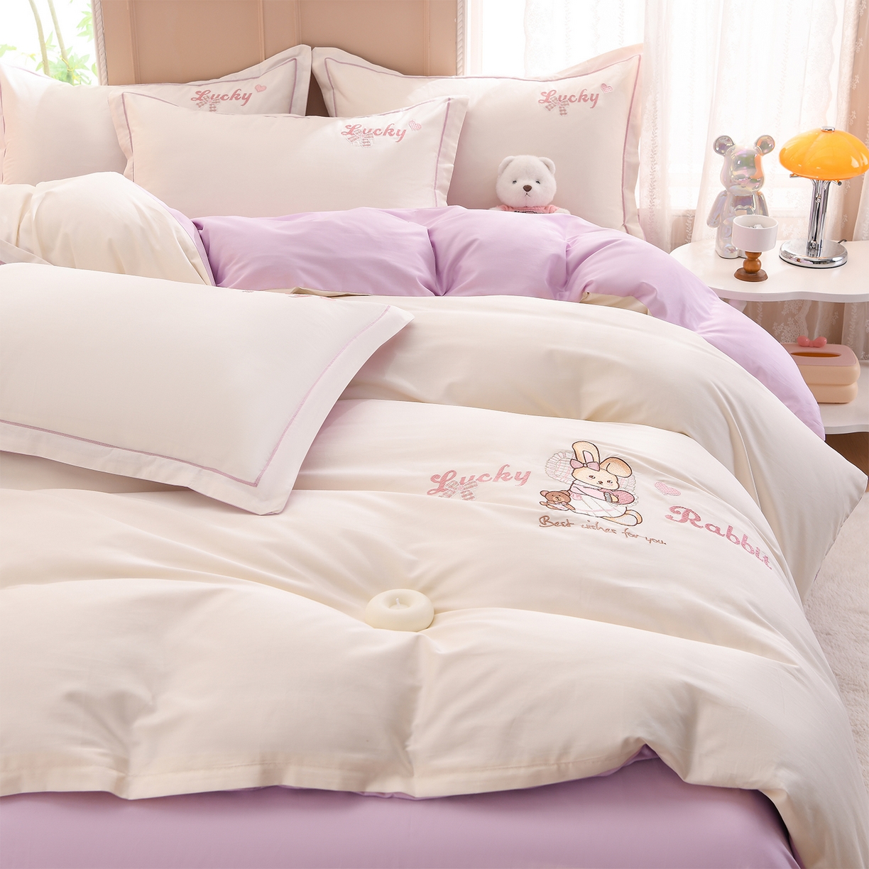 91家纺网 家纺一手货源 找家纺 绒小宣 2025新款13372全棉绣花四件套-梦幻兔 兔熊-白紫