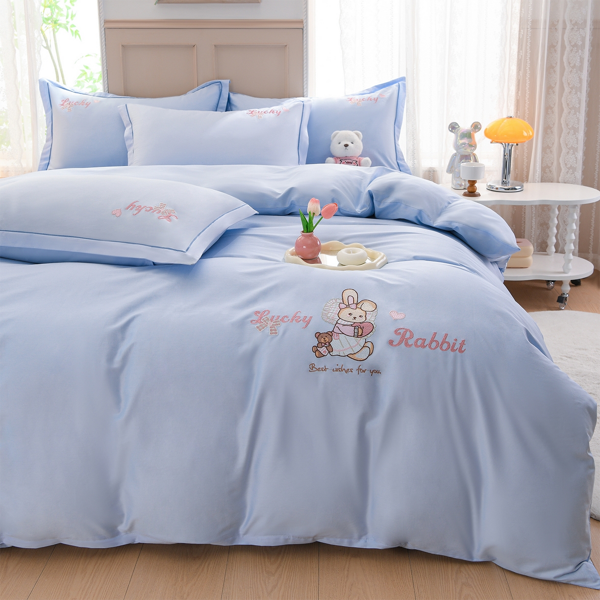 91家纺网 家纺一手货源 找家纺 绒小宣 2025新款13372全棉绣花四件套-梦幻兔 兔熊-蓝