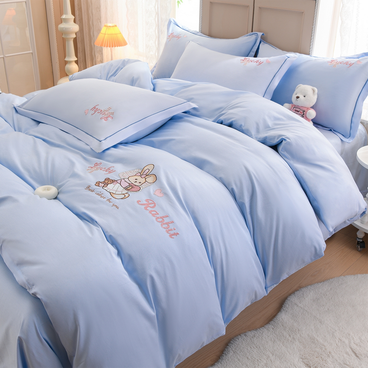 91家纺网 家纺一手货源 找家纺 绒小宣 2025新款13372全棉绣花四件套-梦幻兔 兔熊-蓝