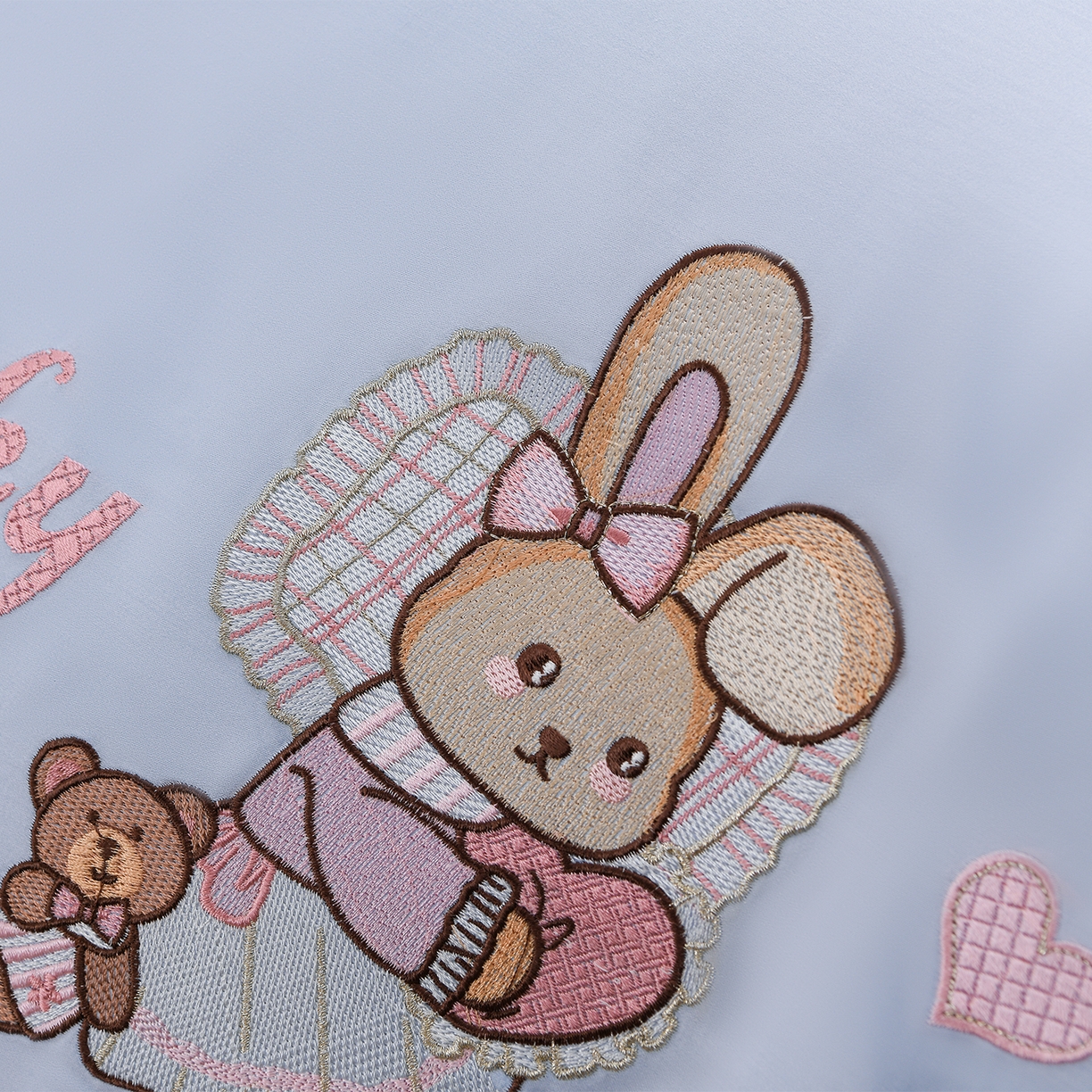 91家纺网 家纺一手货源 找家纺 绒小宣 2025新款13372全棉绣花四件套-梦幻兔 兔熊-蓝