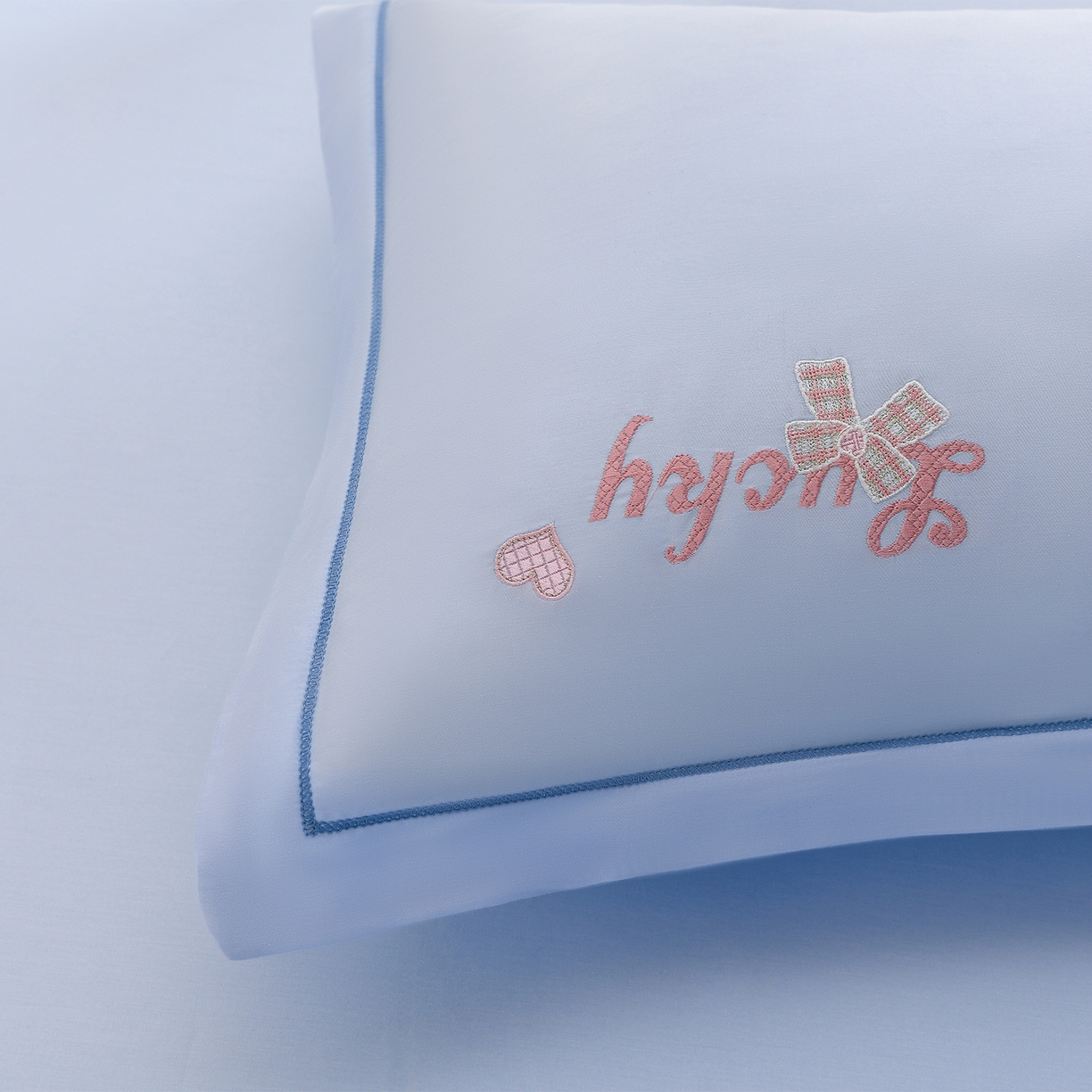 91家纺网 家纺一手货源 找家纺 绒小宣 2025新款13372全棉绣花四件套-梦幻兔 兔熊-蓝