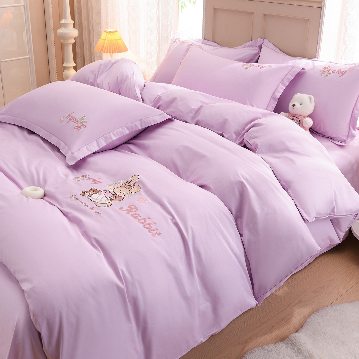 91家纺网 家纺一手货源 找家纺 绒小宣 2025新款13372全棉绣花四件套-梦幻兔 兔熊-紫