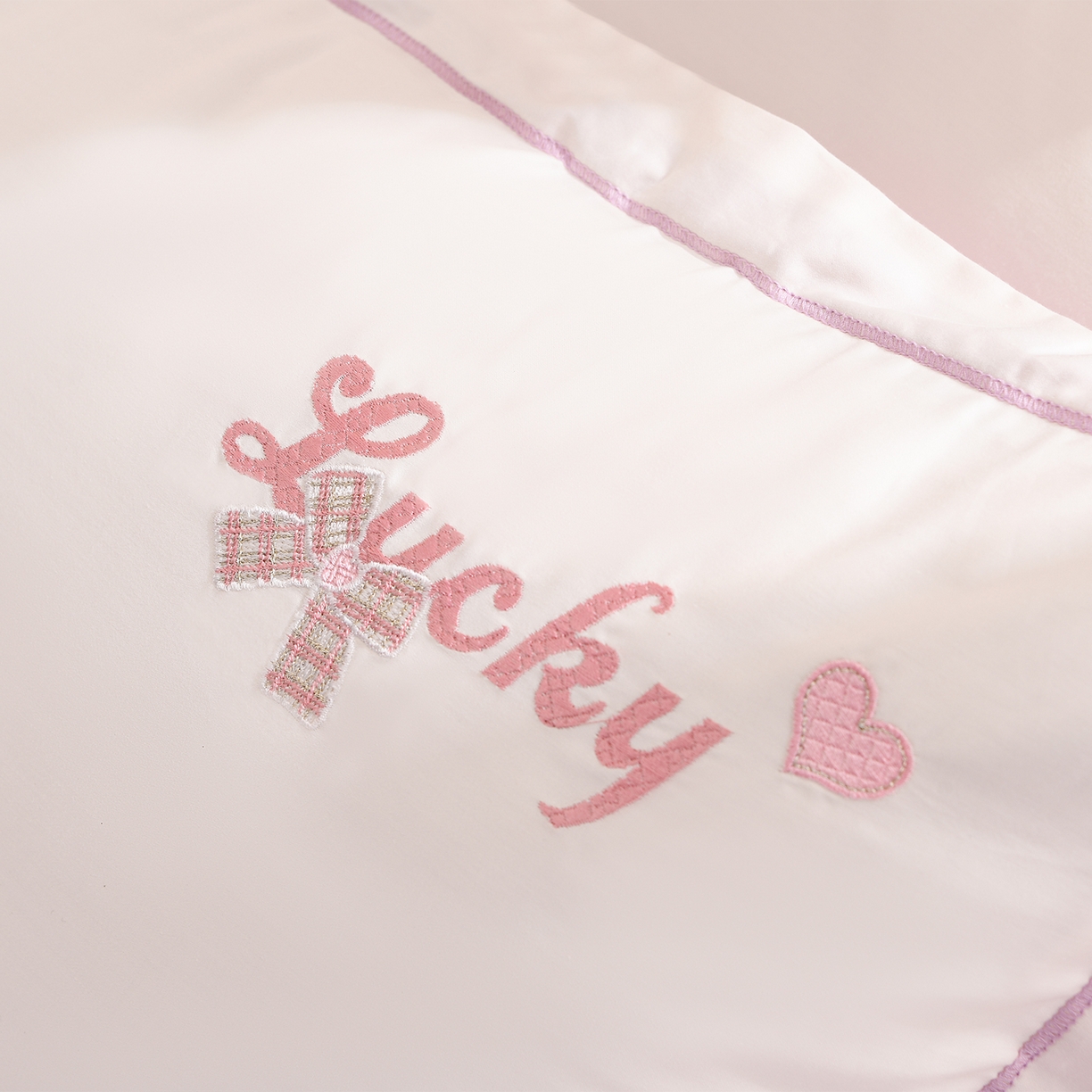 91家纺网 家纺一手货源 找家纺 绒小宣 2025新款13372全棉绣花四件套-梦幻兔 兔熊-白紫