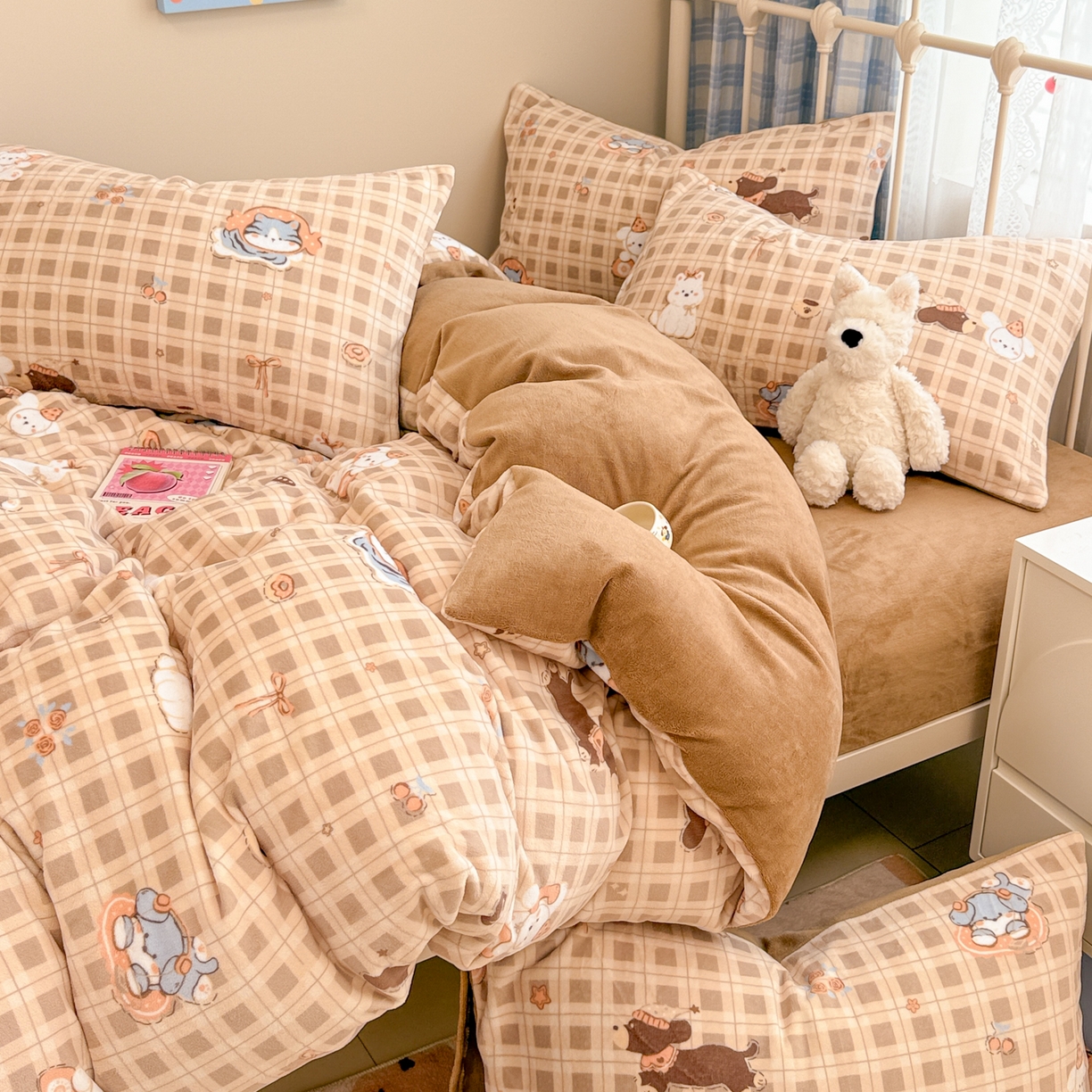 91家纺网 家纺一手货源 找家纺 呗旺鹿 2025新款A类高克重卡通印花牛奶绒印花四件套 猫狗派对