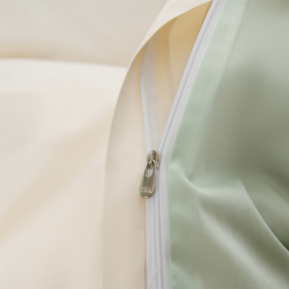 91家纺网 家纺一手货源 找家纺 绒小宣 2025新款13372全棉绣花四件套-梦幻兔 兔熊-白青