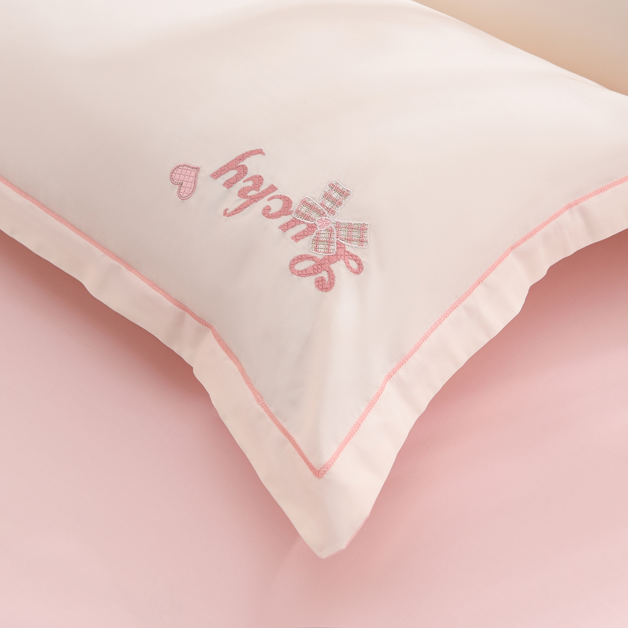 91家纺网 家纺一手货源 找家纺 绒小宣 2025新款13372全棉绣花四件套-梦幻兔 兔熊-轻白