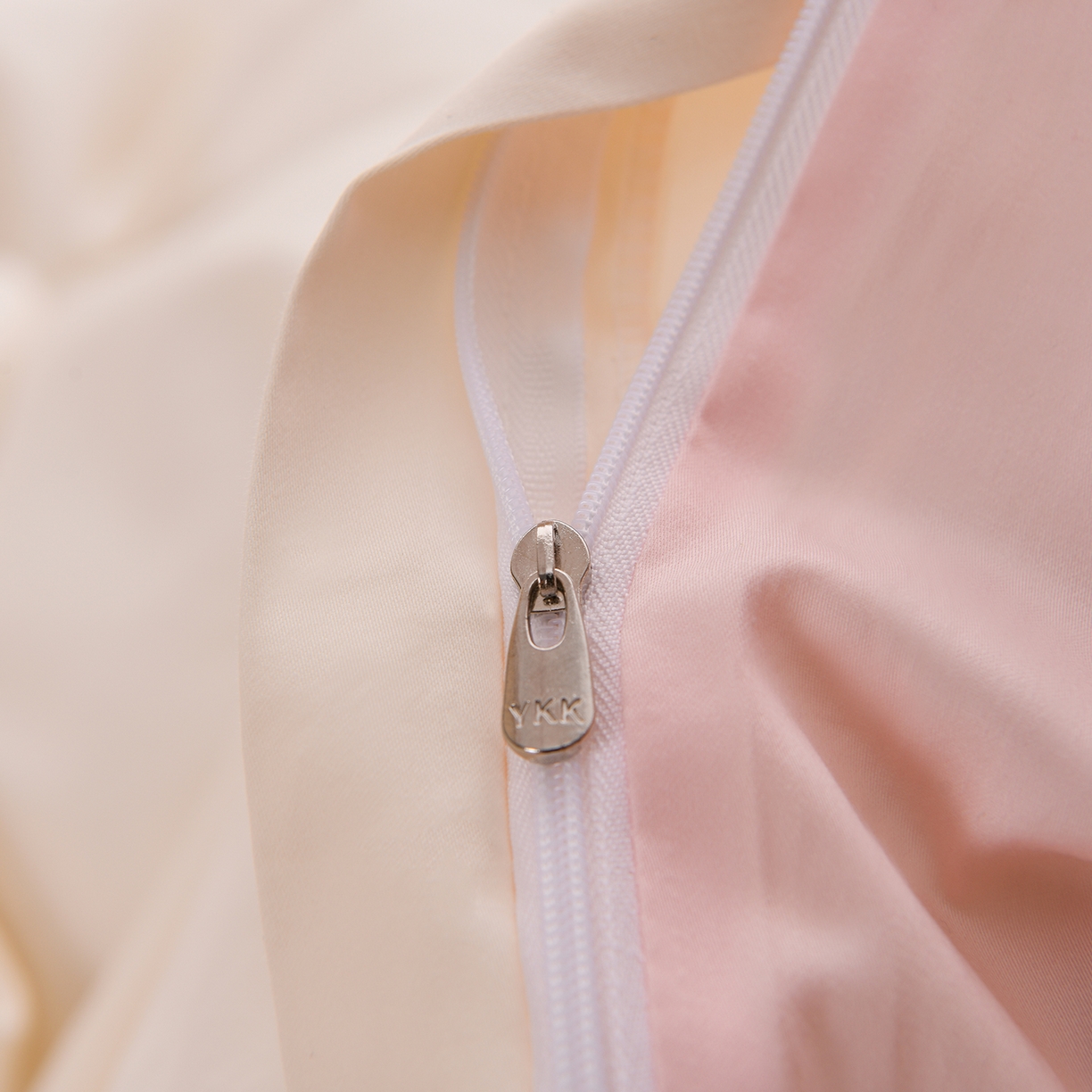 91家纺网 家纺一手货源 找家纺 绒小宣 2025新款13372全棉绣花四件套-梦幻兔 兔熊-轻白