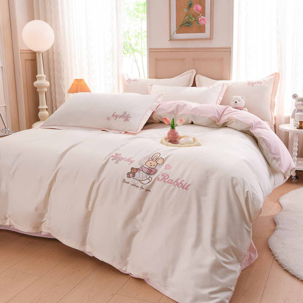 91家纺网 家纺一手货源 找家纺 绒小宣 2025新款13372全棉绣花四件套-梦幻兔 兔熊-轻白