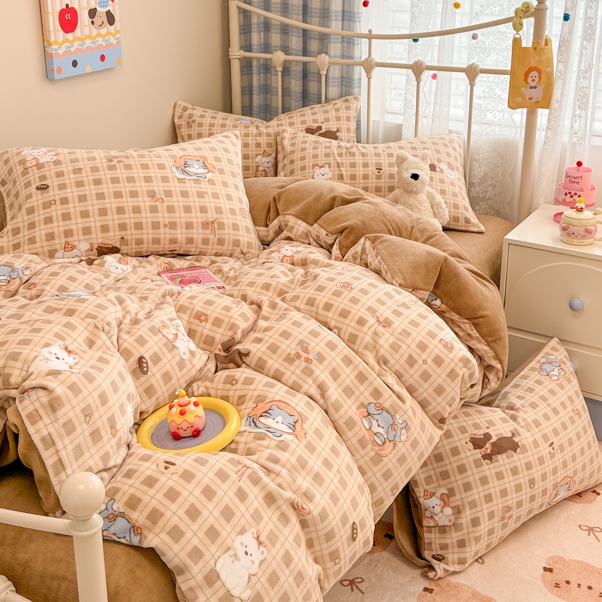 91家纺网 家纺一手货源 找家纺 呗旺鹿 2025新款A类高克重卡通印花牛奶绒印花四件套 猫狗派对