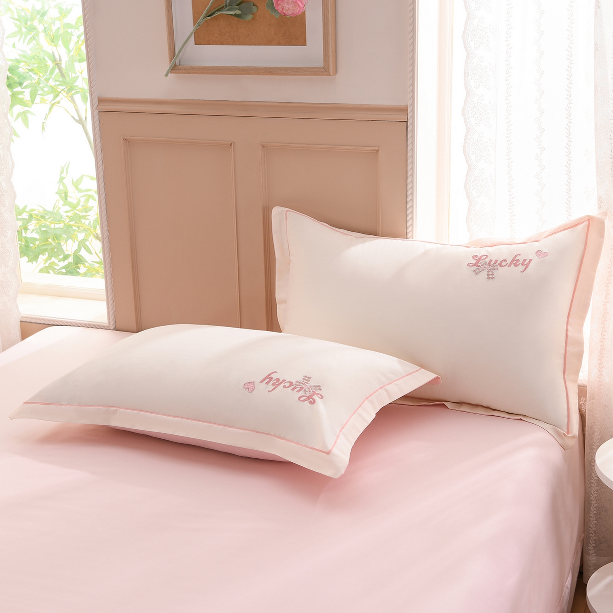 91家纺网 家纺一手货源 找家纺 绒小宣 2025新款13372全棉绣花四件套-梦幻兔 兔熊-轻白