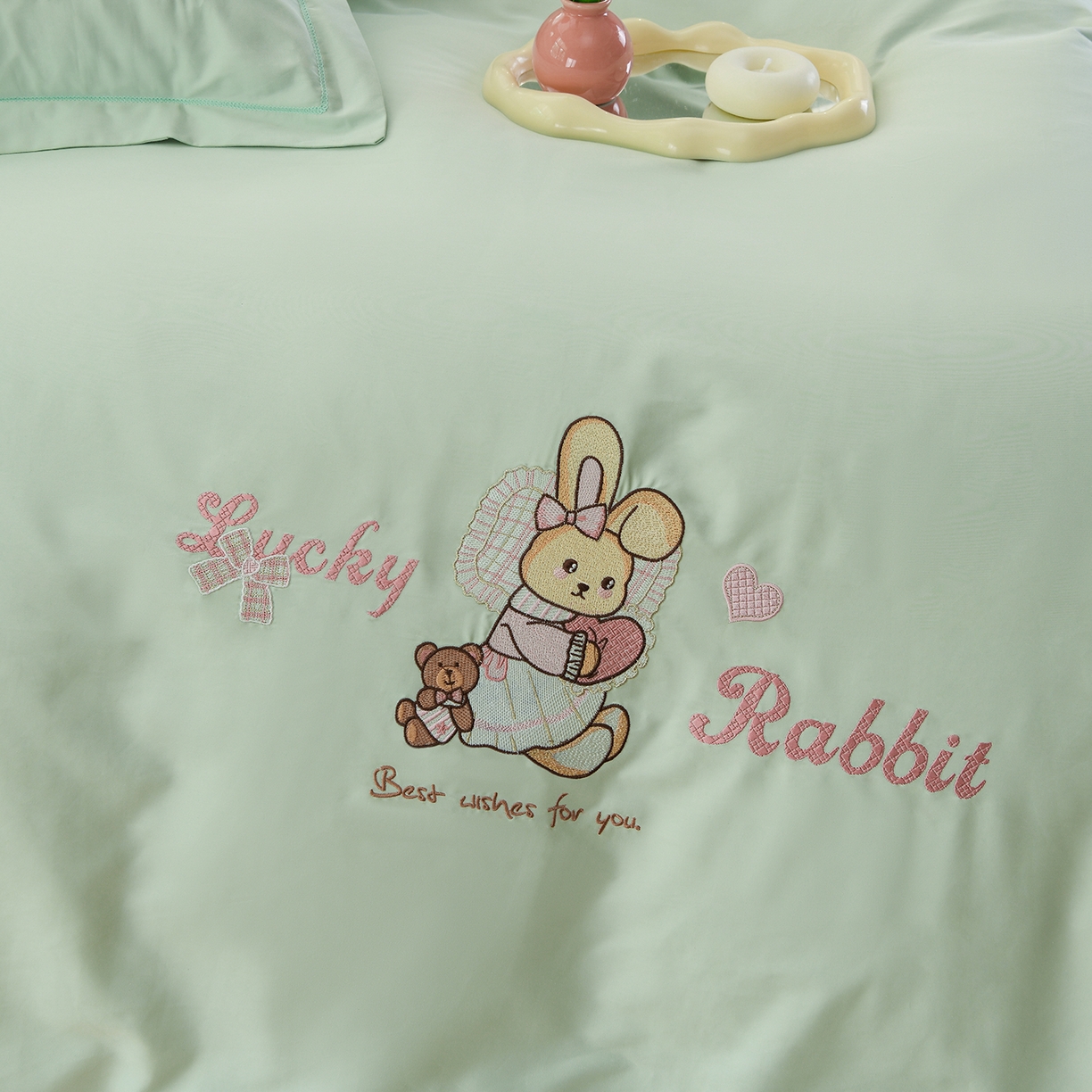 91家纺网 家纺一手货源 找家纺 绒小宣 2025新款13372全棉绣花四件套-梦幻兔 兔熊-青