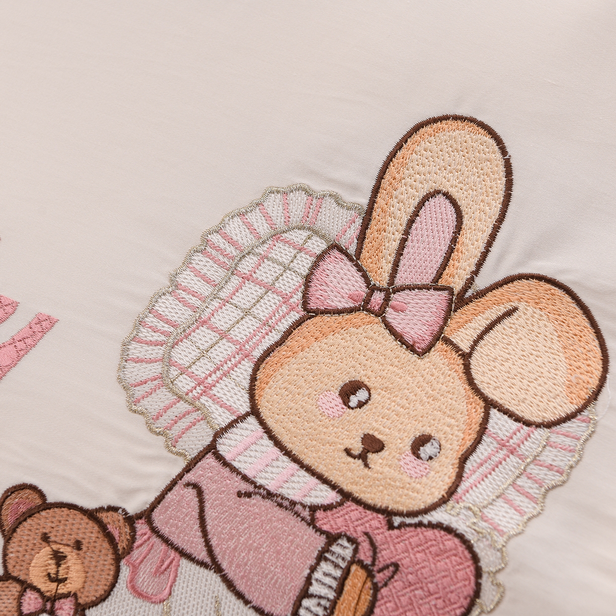 91家纺网 家纺一手货源 找家纺 绒小宣 2025新款13372全棉绣花四件套-梦幻兔 兔熊-轻白