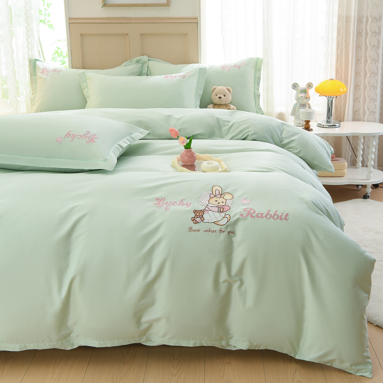 91家纺网 家纺一手货源 找家纺 绒小宣 2025新款13372全棉绣花四件套-梦幻兔 兔熊-青