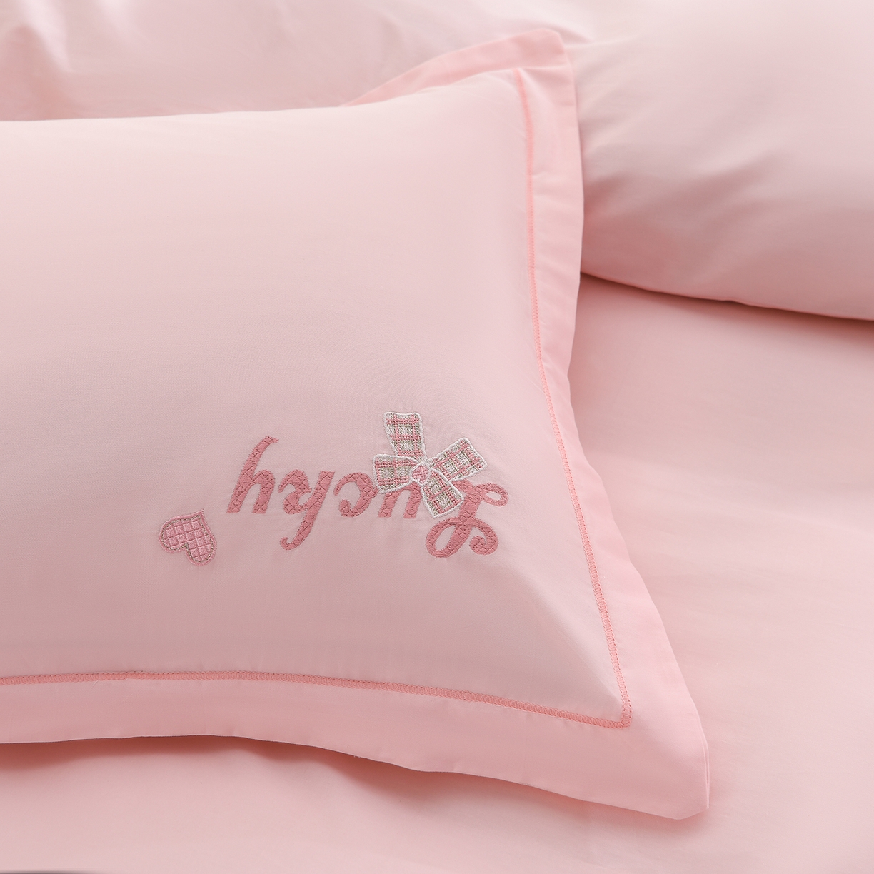 91家纺网 家纺一手货源 找家纺 绒小宣 2025新款13372全棉绣花四件套-梦幻兔 兔熊-粉