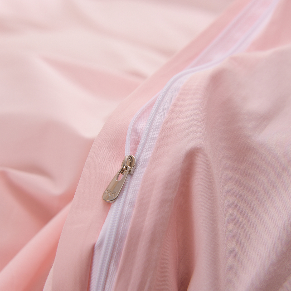 91家纺网 家纺一手货源 找家纺 绒小宣 2025新款13372全棉绣花四件套-梦幻兔 兔熊-粉