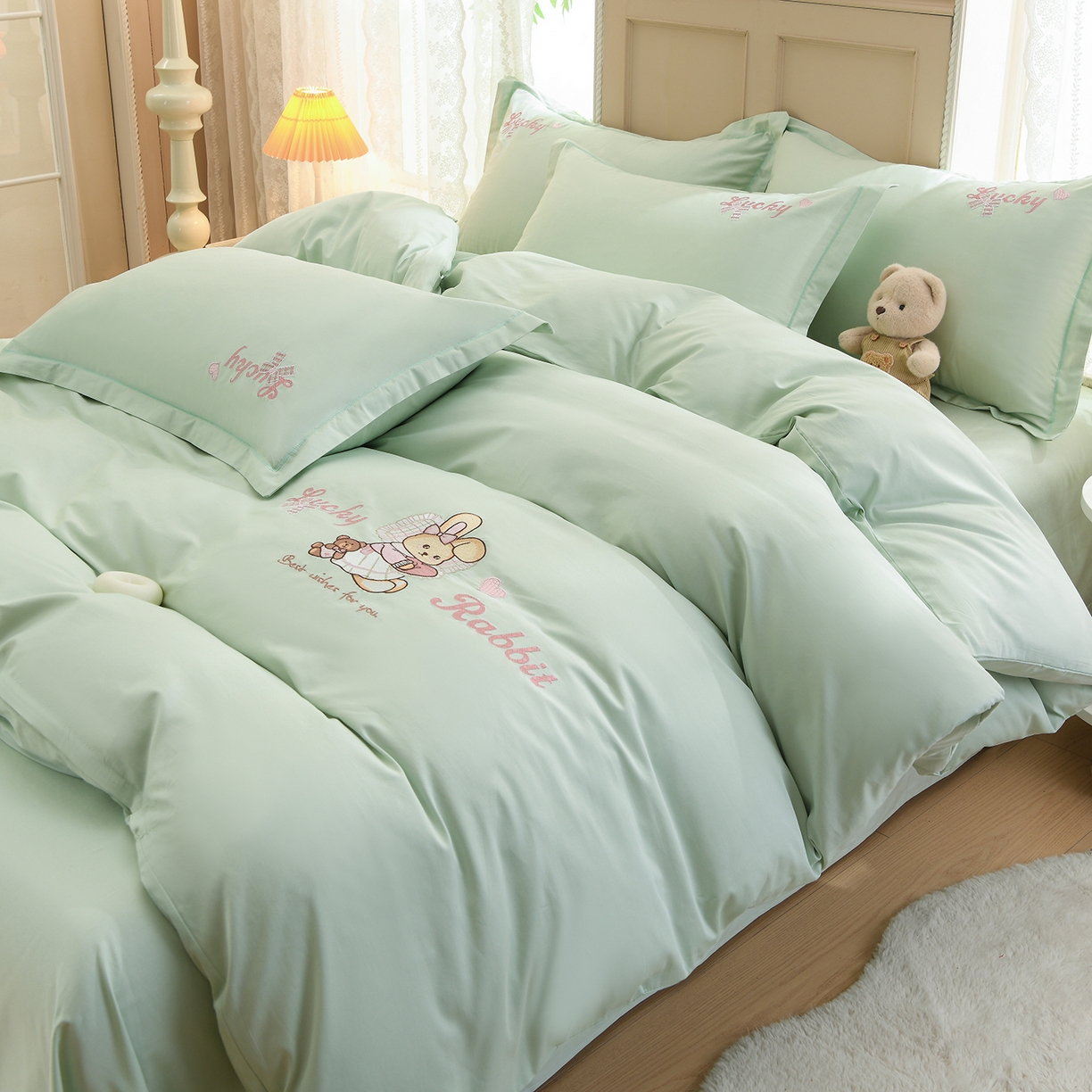 91家纺网 家纺一手货源 找家纺 绒小宣 2025新款13372全棉绣花四件套-梦幻兔 兔熊-青