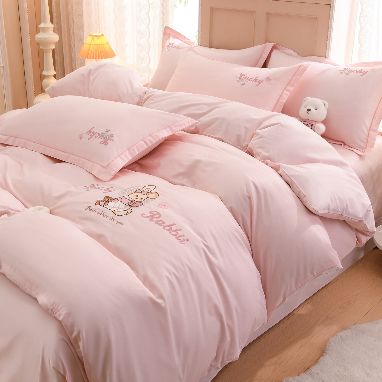 91家纺网 家纺一手货源 找家纺 绒小宣 2025新款13372全棉绣花四件套-梦幻兔 兔熊-粉