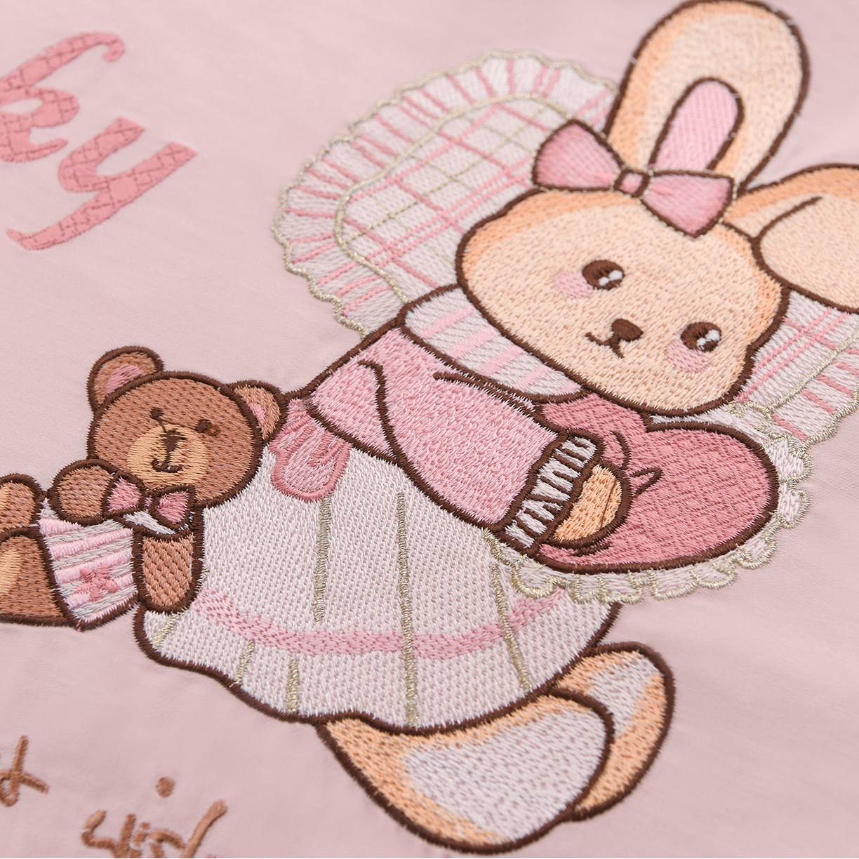 91家纺网 家纺一手货源 找家纺 绒小宣 2025新款13372全棉绣花四件套-梦幻兔 兔熊-粉