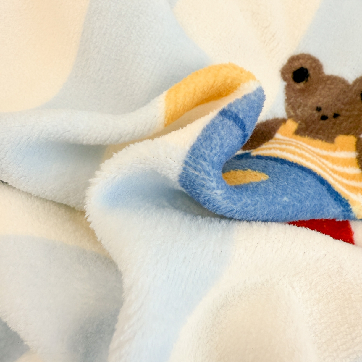 91家纺网 家纺一手货源 找家纺 呗旺鹿 2025新款A类高克重卡通印花牛奶绒印花四件套 开飞机的小熊