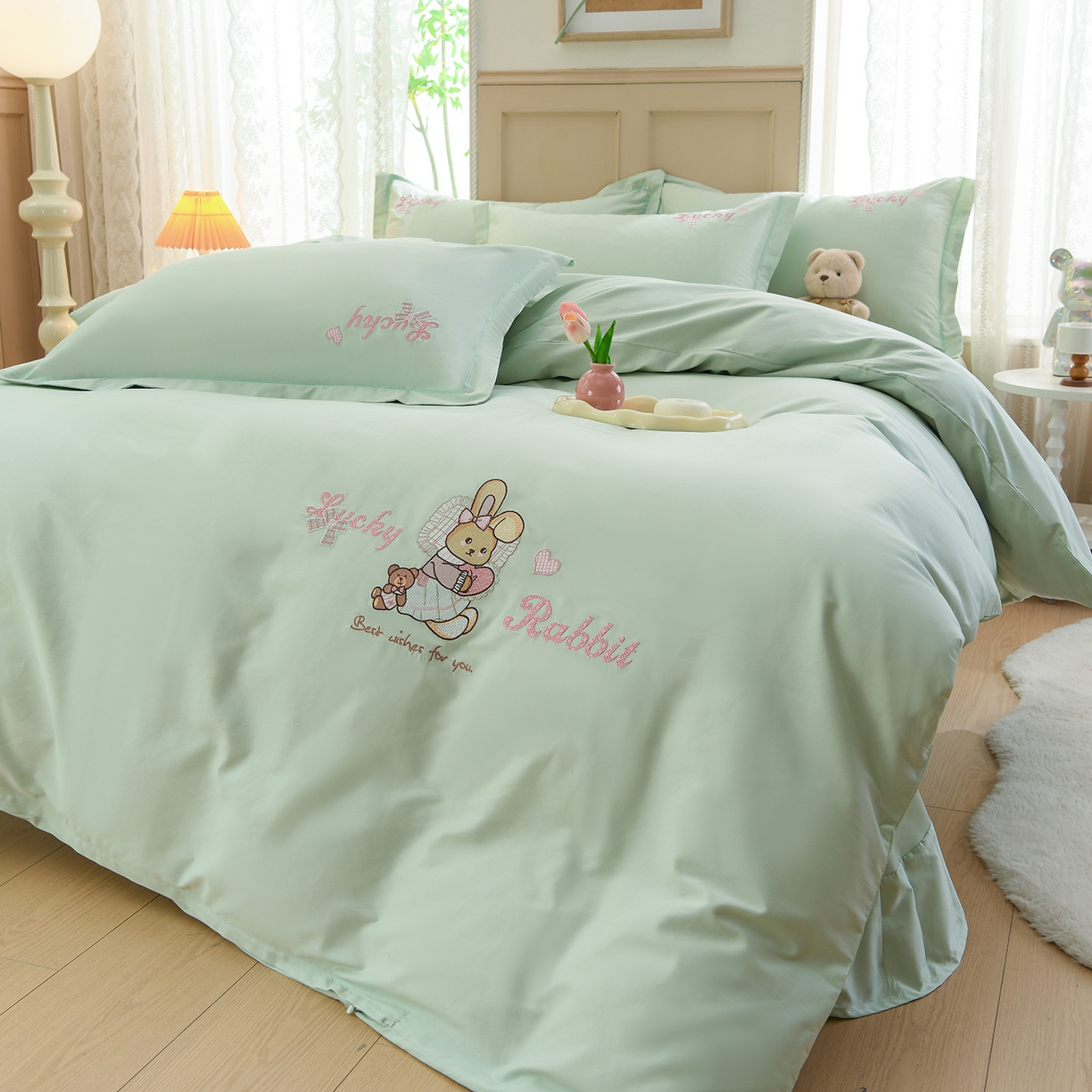 91家纺网 家纺一手货源 找家纺 绒小宣 2025新款13372全棉绣花四件套-梦幻兔 兔熊-青