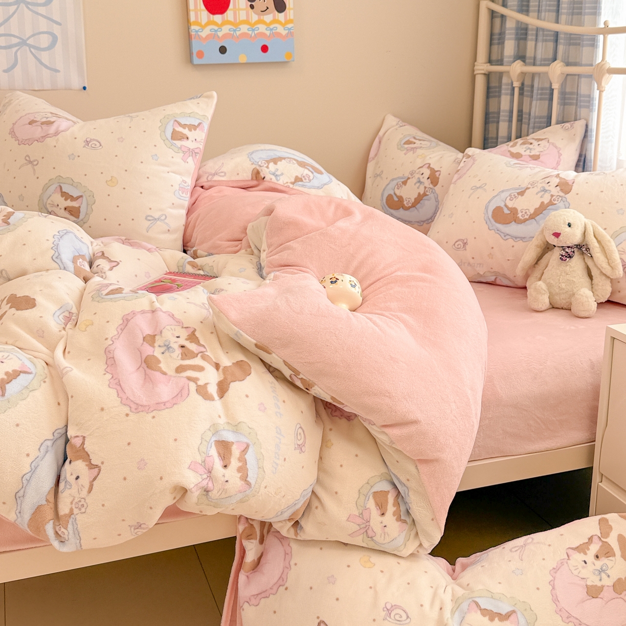 91家纺网 家纺一手货源 找家纺 呗旺鹿 2025新款A类高克重卡通印花牛奶绒印花四件套 奶油小猫