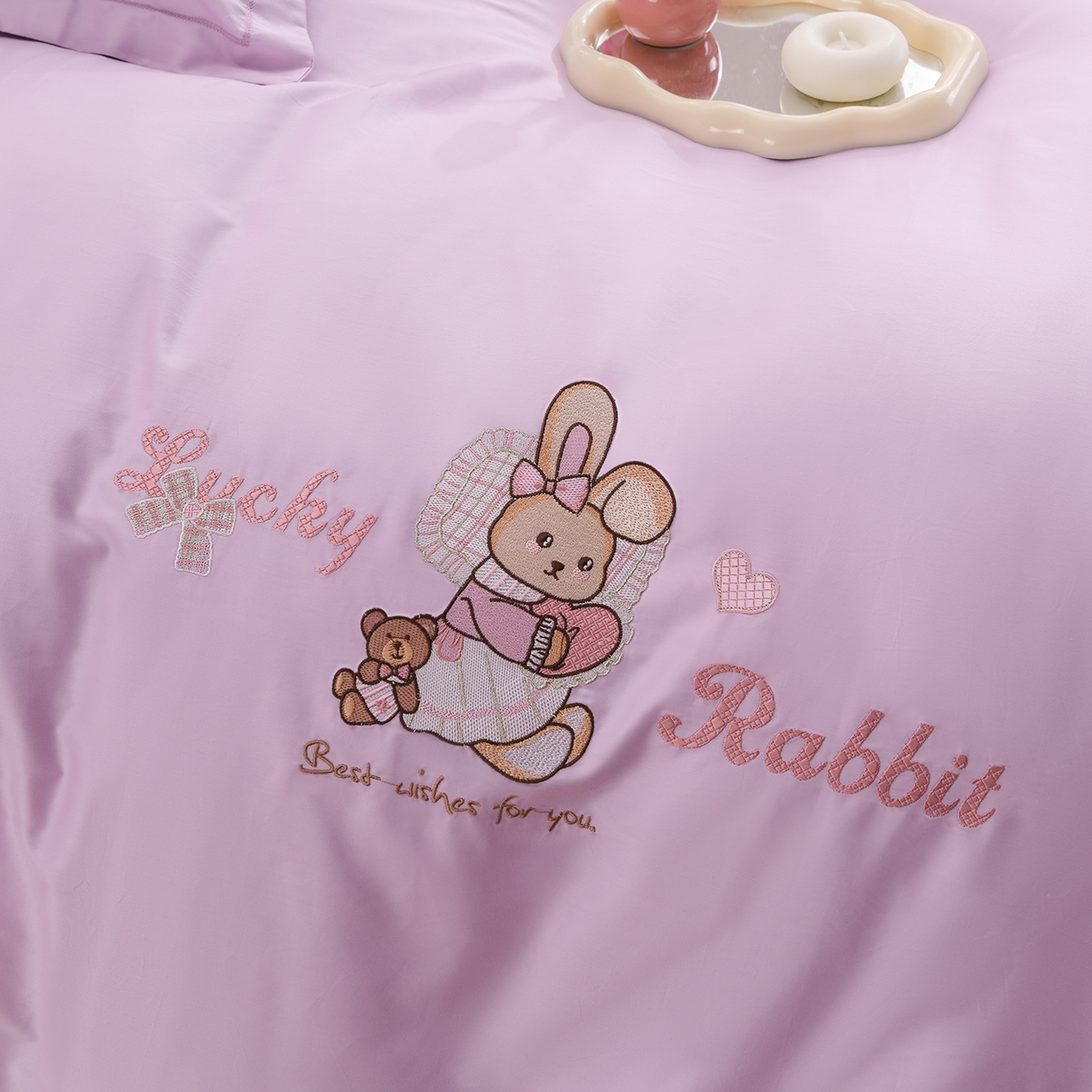 91家纺网 家纺一手货源 找家纺 绒小宣 2025新款13372全棉绣花四件套-梦幻兔 兔熊-紫