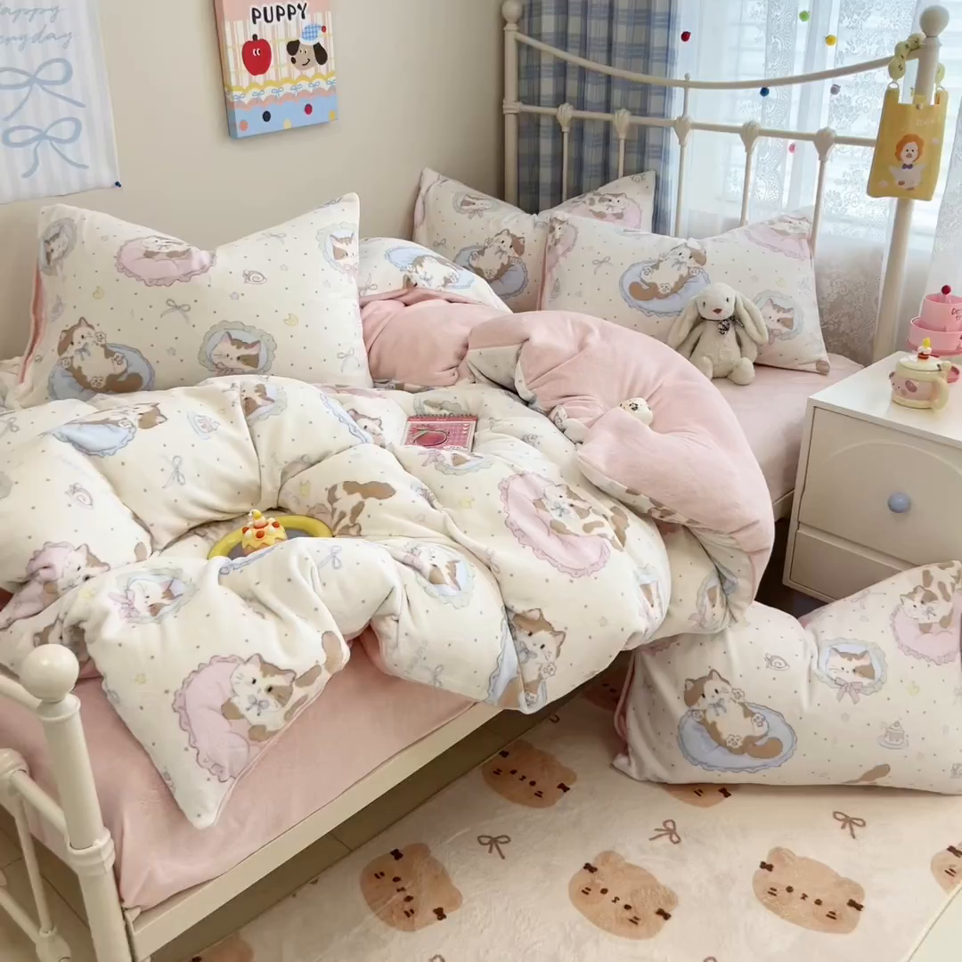 91家纺网 家纺一手货源 找家纺 呗旺鹿 2025新款A类高克重卡通印花牛奶绒印花四件套 奶油小猫