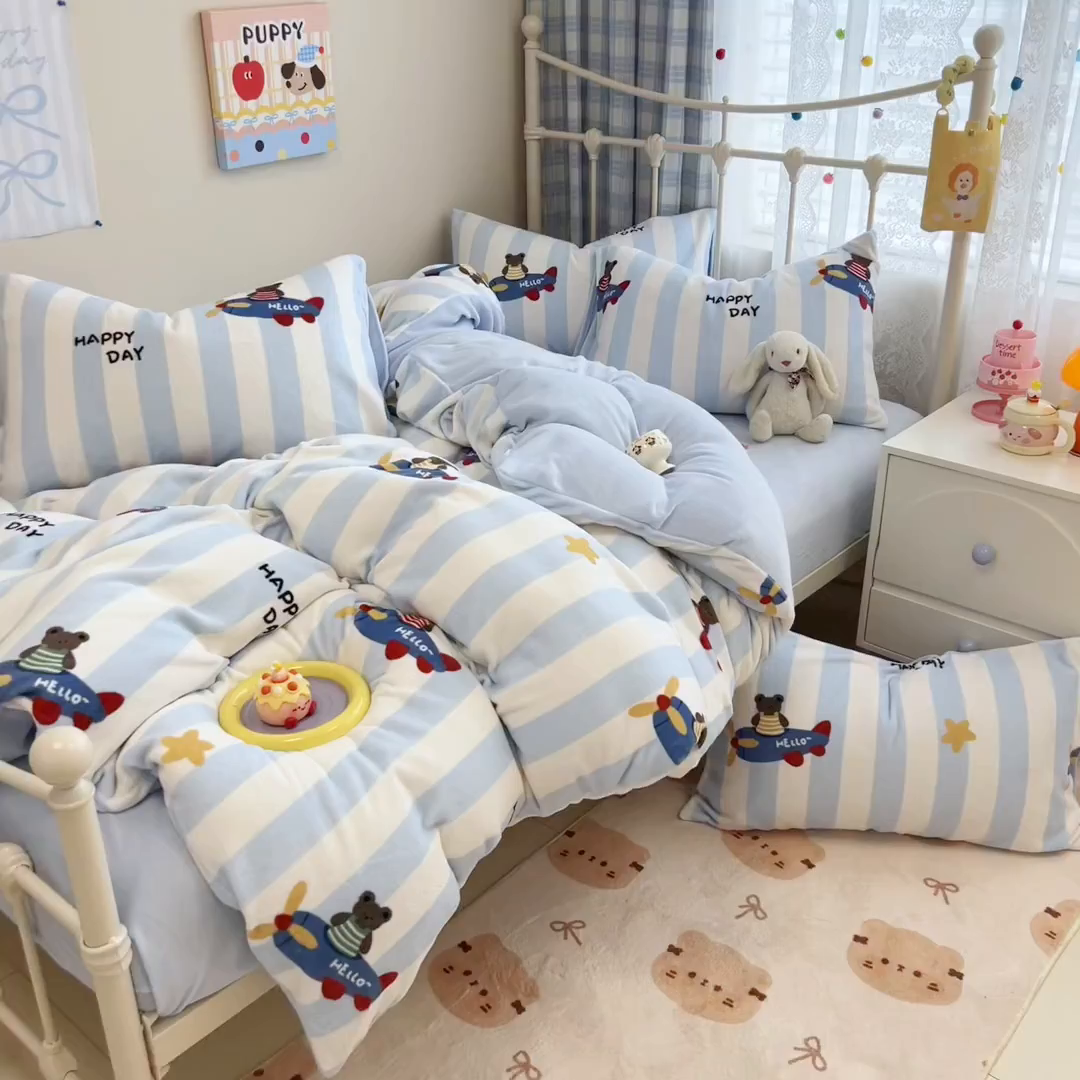 91家纺网 家纺一手货源 找家纺 呗旺鹿 2025新款A类高克重卡通印花牛奶绒印花四件套 开飞机的小熊