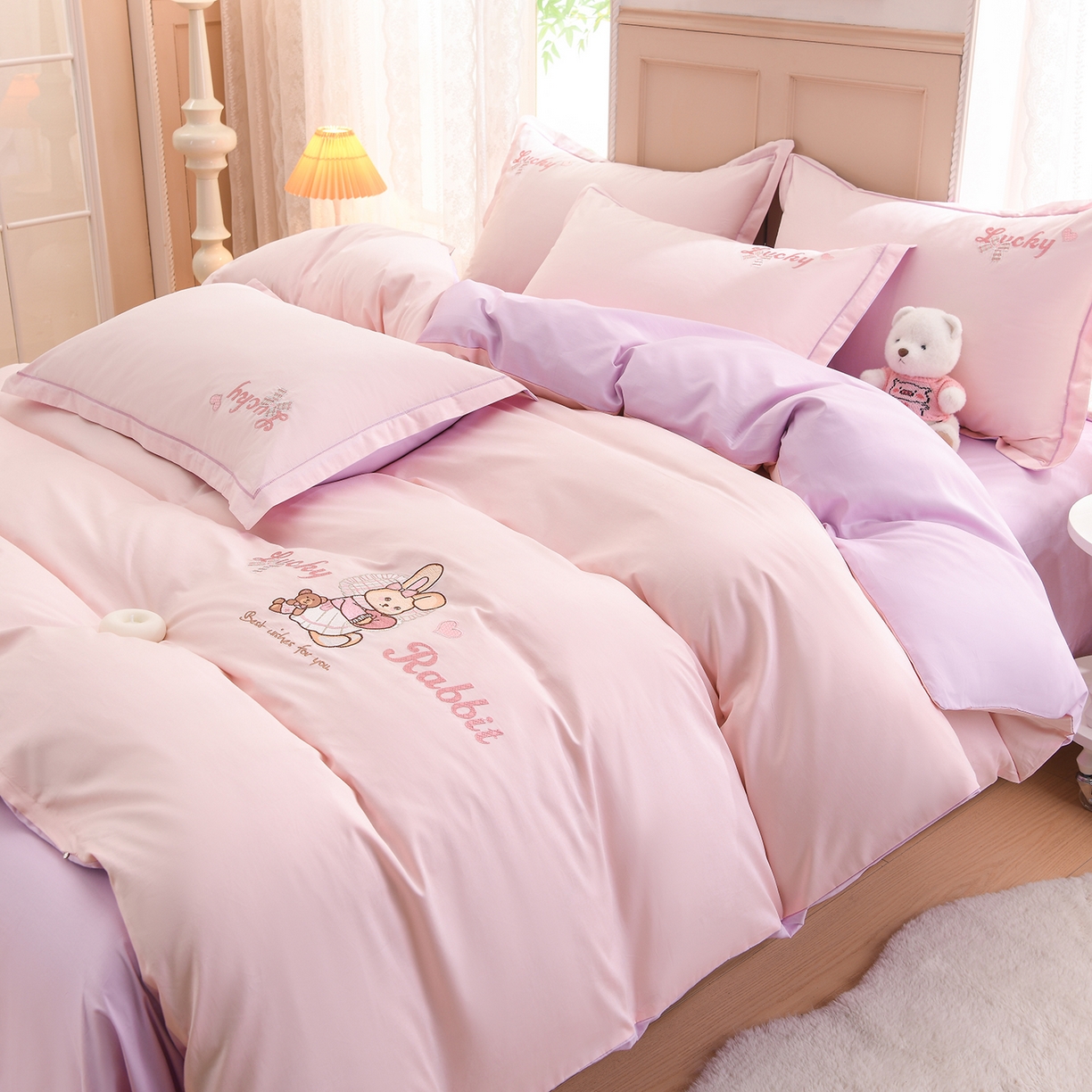 91家纺网 家纺一手货源 找家纺 绒小宣 2025新款13372全棉绣花四件套-梦幻兔 兔熊-粉紫