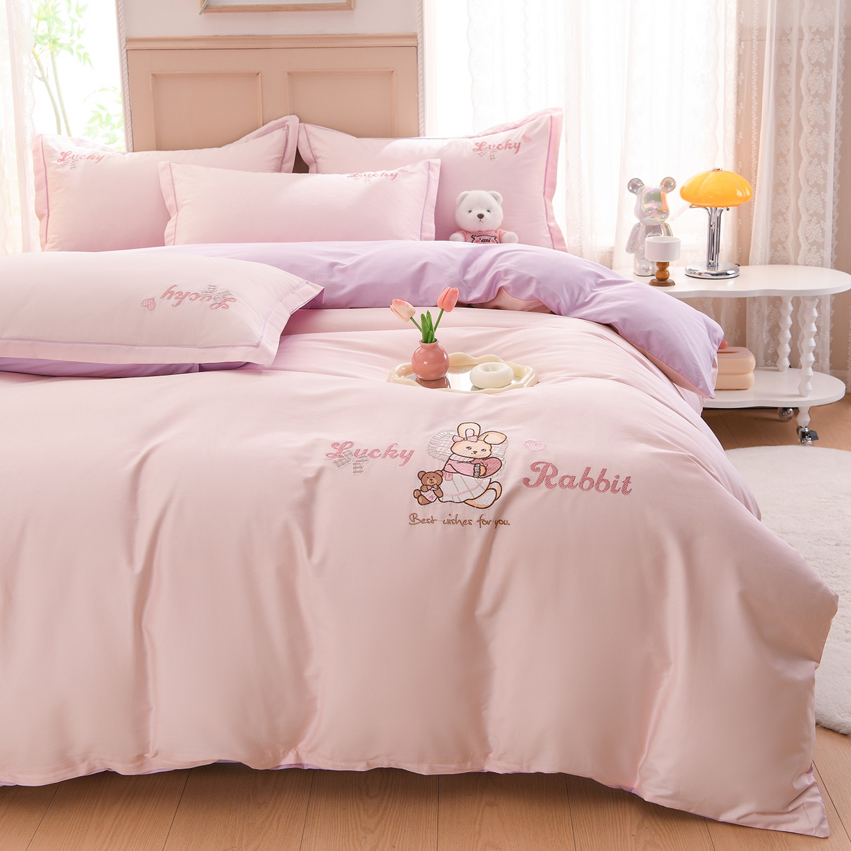 91家纺网 家纺一手货源 找家纺 绒小宣 2025新款13372全棉绣花四件套-梦幻兔 兔熊-粉紫
