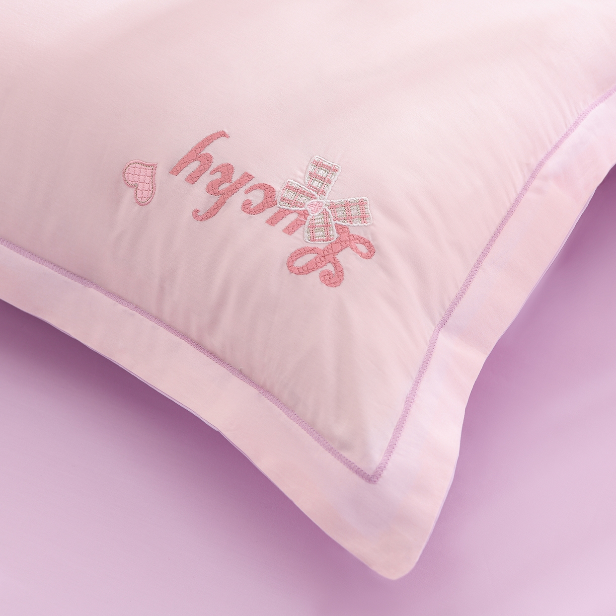 91家纺网 家纺一手货源 找家纺 绒小宣 2025新款13372全棉绣花四件套-梦幻兔 兔熊-粉紫