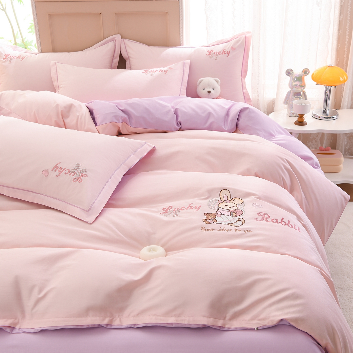 91家纺网 家纺一手货源 找家纺 绒小宣 2025新款13372全棉绣花四件套-梦幻兔 兔熊-粉紫