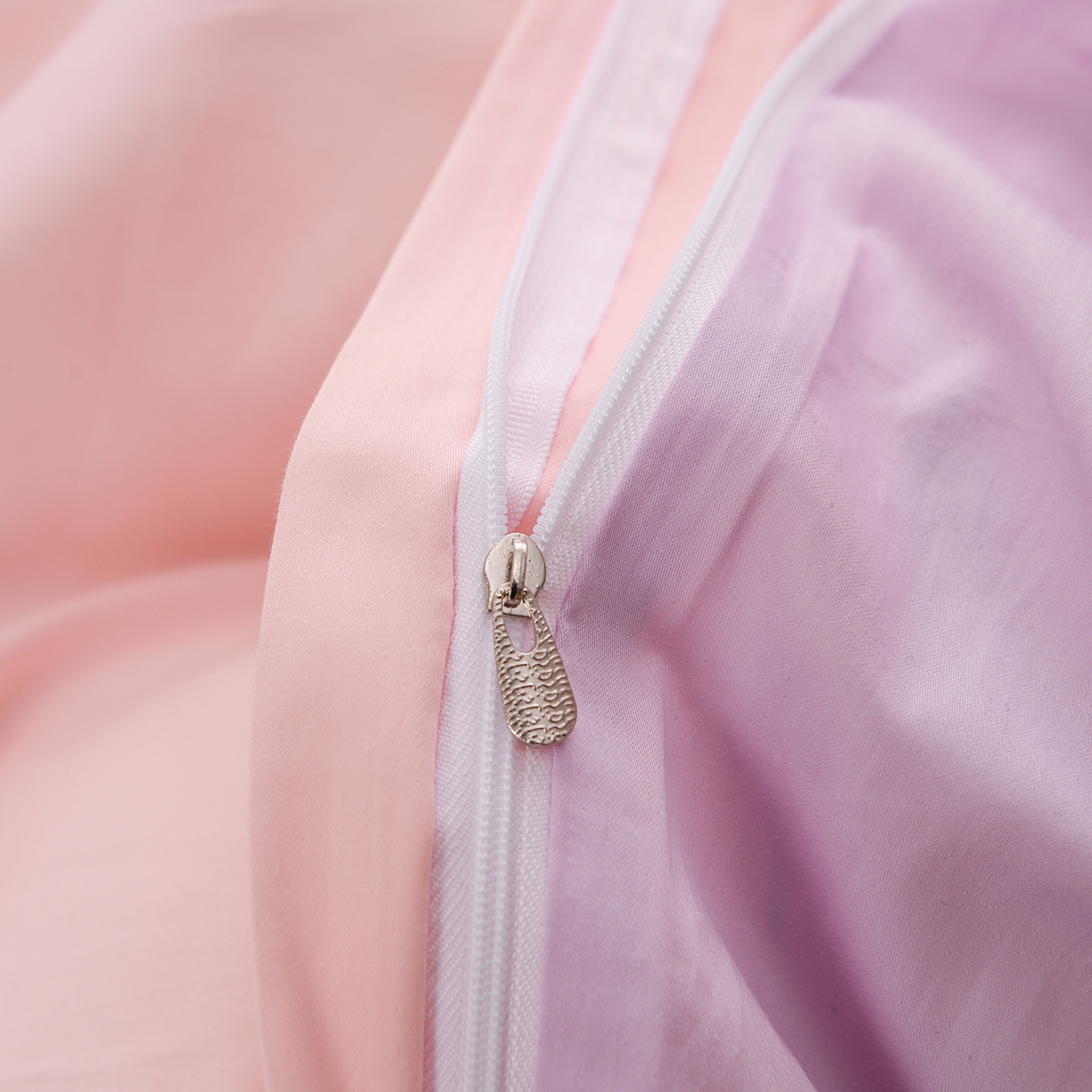 91家纺网 家纺一手货源 找家纺 绒小宣 2025新款13372全棉绣花四件套-梦幻兔 兔熊-粉紫