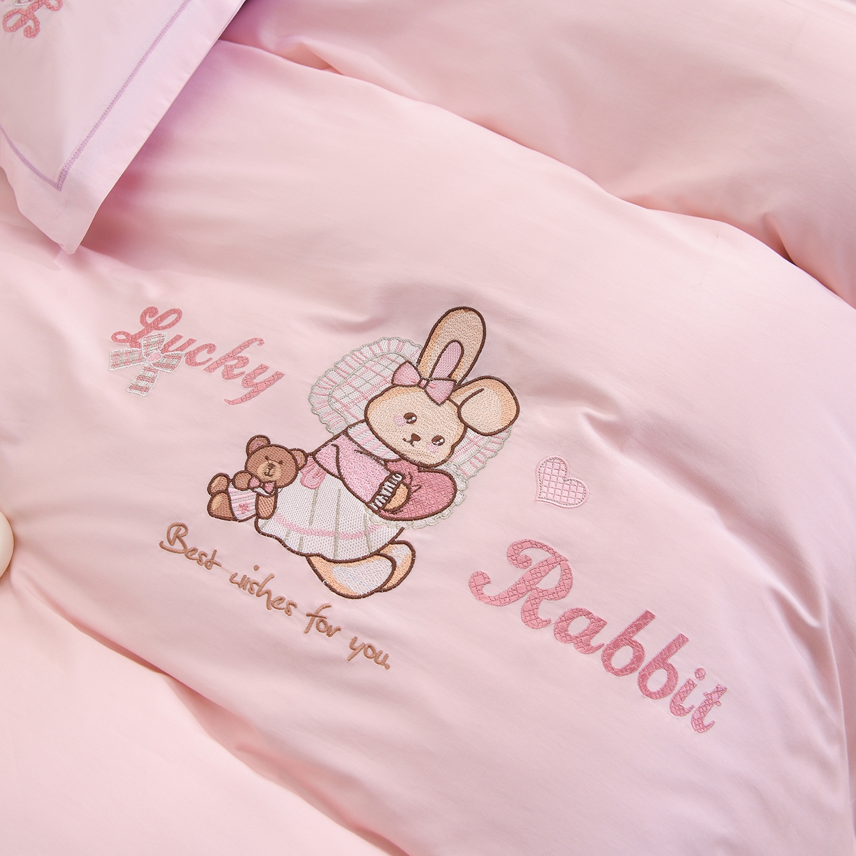 91家纺网 家纺一手货源 找家纺 绒小宣 2025新款13372全棉绣花四件套-梦幻兔 兔熊-粉紫