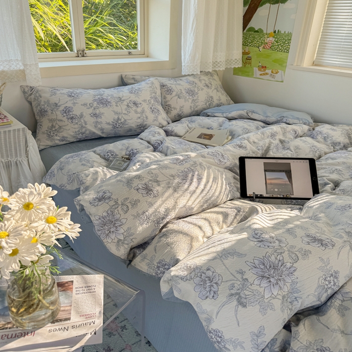 91家纺网 家纺一手货源 找家纺 优兰朵  2025新款超柔云感木棉印花小清新四件套 晨雾汀兰