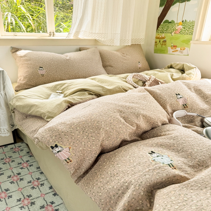 91家纺网 家纺一手货源 找家纺 优兰朵  2025新款超柔云感木棉印花小清新四件套 开心女孩-咖