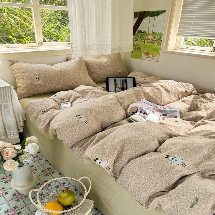 91家纺网 家纺一手货源 找家纺 优兰朵  2025新款超柔云感木棉印花小清新四件套 开心女孩-咖