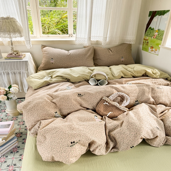 91家纺网 家纺一手货源 找家纺 优兰朵  2025新款超柔云感木棉印花小清新四件套 开心女孩-咖