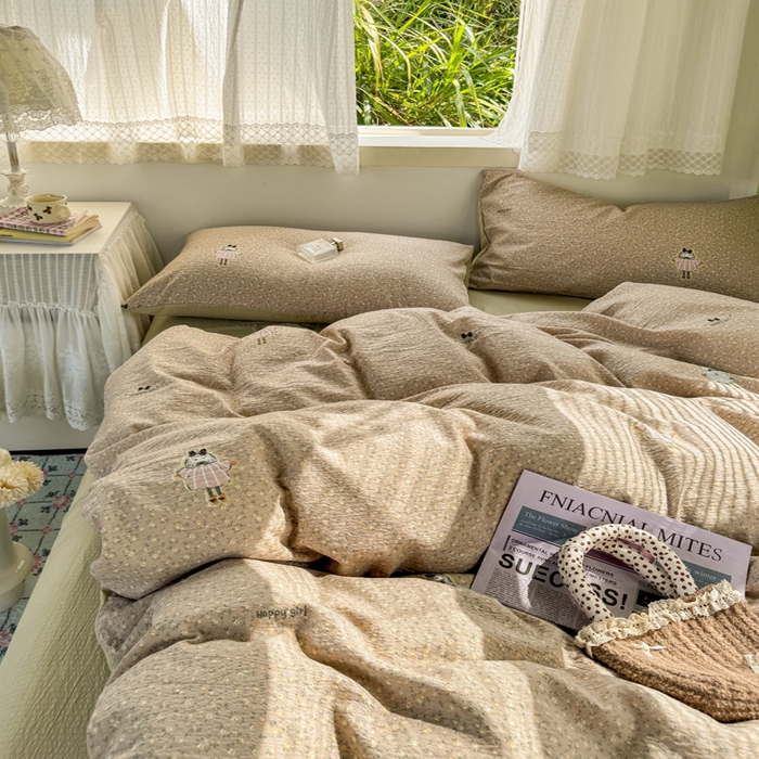 91家纺网 家纺一手货源 找家纺 优兰朵  2025新款超柔云感木棉印花小清新四件套 开心女孩-咖