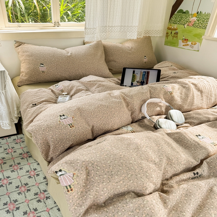 91家纺网 家纺一手货源 找家纺 优兰朵  2025新款超柔云感木棉印花小清新四件套 开心女孩-咖