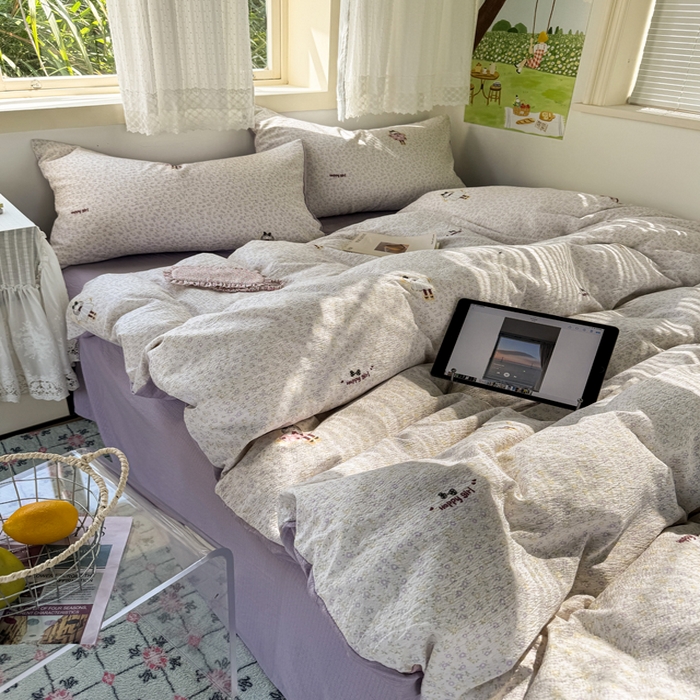 91家纺网 家纺一手货源 找家纺 优兰朵  2025新款超柔云感木棉印花小清新四件套 开心女孩-紫